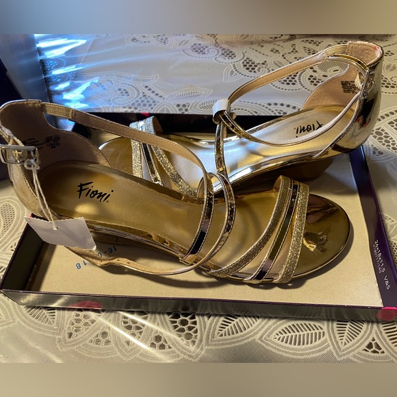 NWT Gold Wedges Sandals - Picture 3 of 4